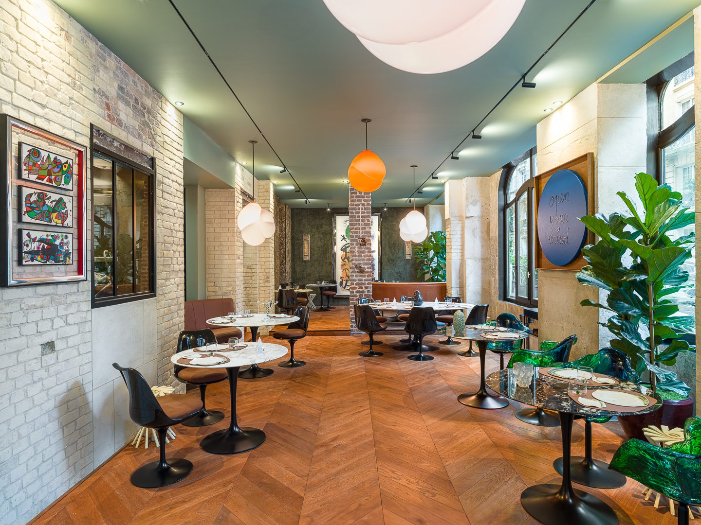 La salle principale de la Maison Rostang, parquet à chevrons et tables de marbre, Paris 17e