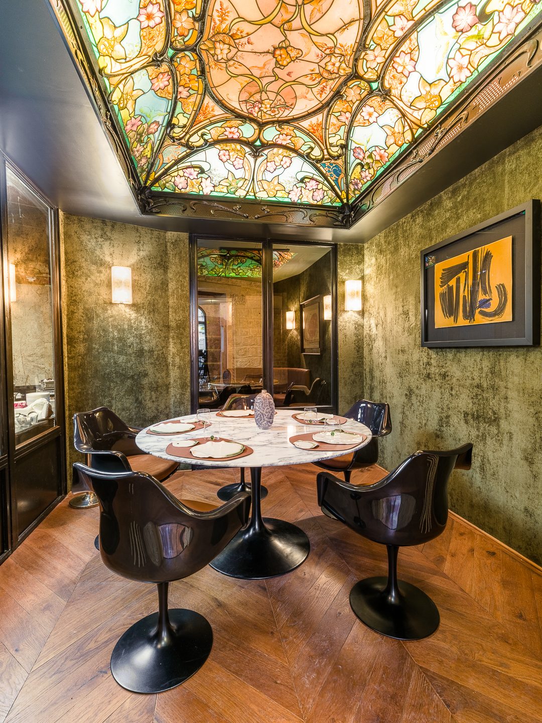 Le salon confidentiel de la Maison Rostang et son plafond vitrail Art nouveau, six couverts